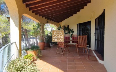 Bonito chalet mediterráneo con casa de invitados y impresionantes vistas panorámicas.